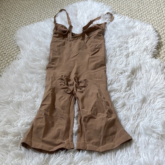 SKIMS
Sculpting Seamless Mid-Thigh Bodysuit - Picture 9 of 9